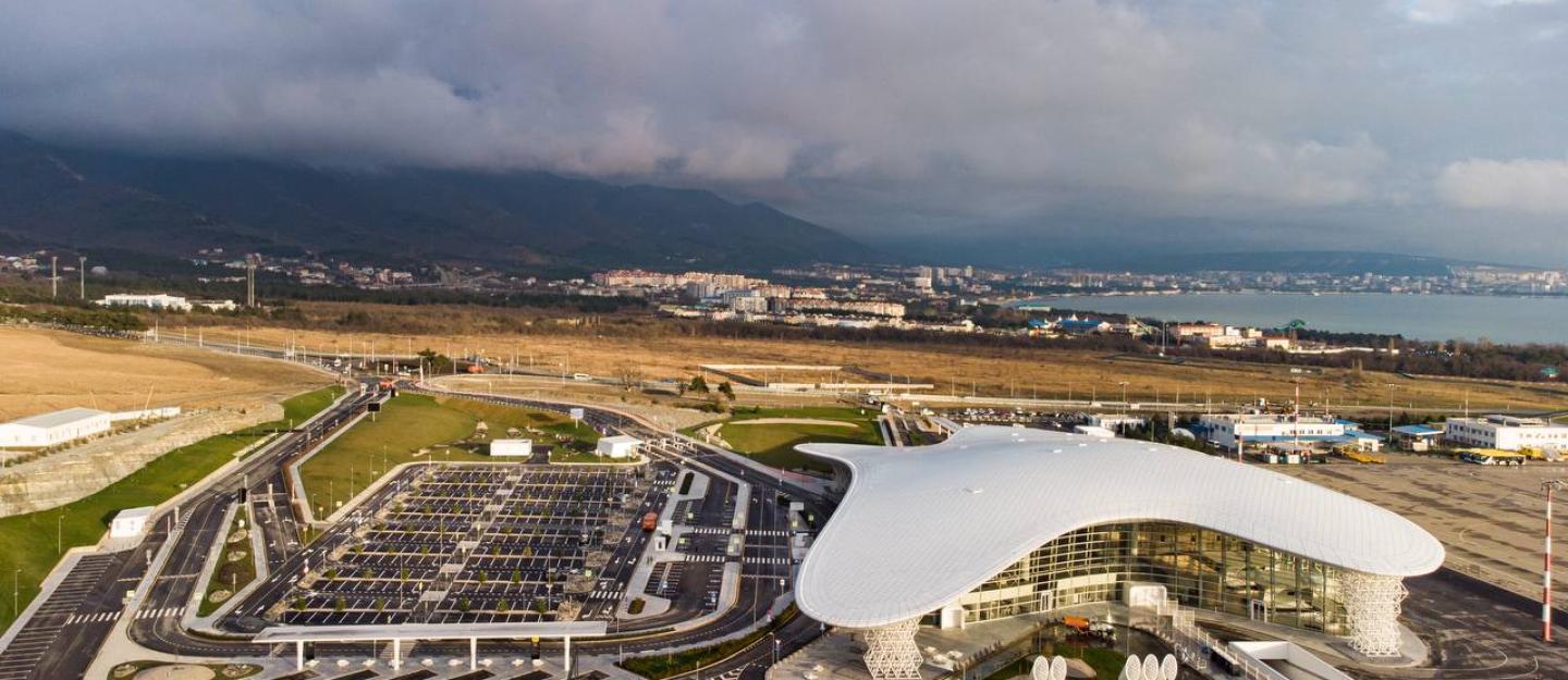 В аэропорту Геленджик появились выделенные парковочные места для многодетных семей